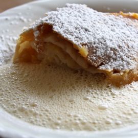 Apfekstrudel mit Vanillesauce