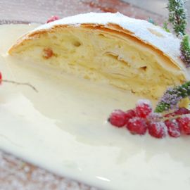 Topfenstrudel mit Vanillesauce